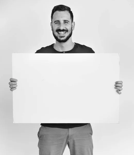 Hombre guapo sosteniendo pancarta de papel — Foto de Stock