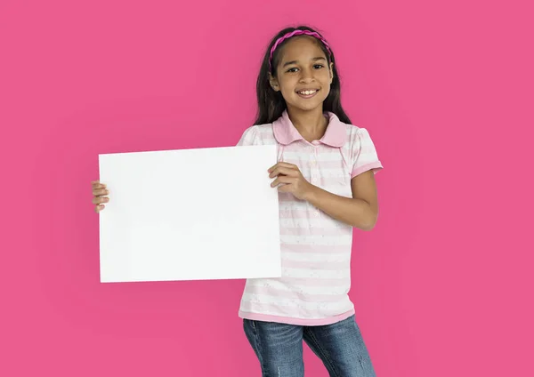 Menina alegre segurando papel em branco — Fotografia de Stock