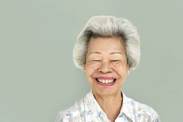 Весела доросла азіатська жінка — стокове фото