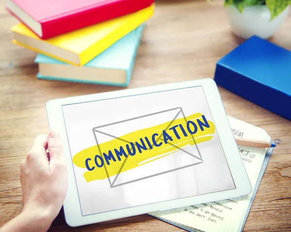 kişi holding dijital tablet