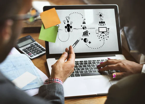 Pessoas de negócios trabalhando no laptop — Fotografia de Stock