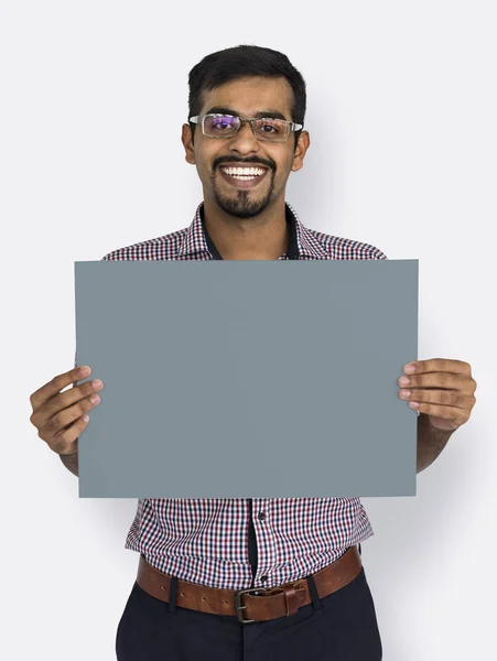 Indiana homem segurando papel em branco — Fotografia de Stock