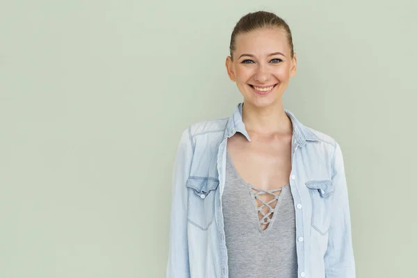 Hermosa mujer joven casual sonriendo —  Fotos de Stock