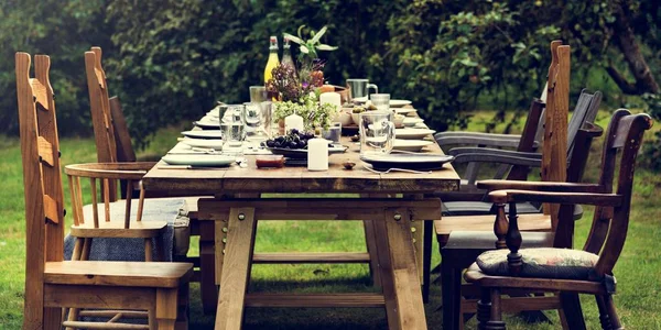 Tabel met eten voor de lunch geserveerd — Stockfoto