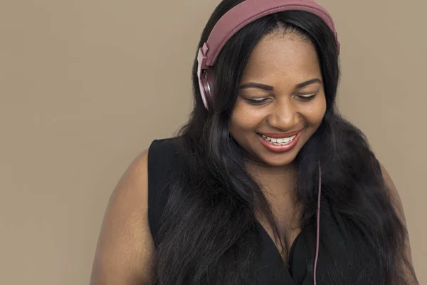 非洲女人听音乐耳机 — 图库照片