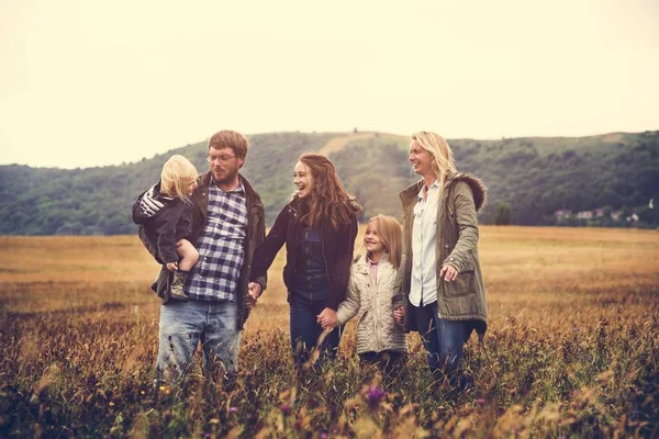 Família passar tempo na natureza — Fotografia de Stock