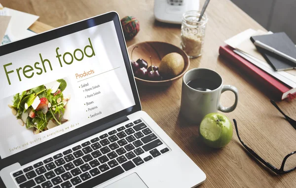 Açık tablo üstünde laptop