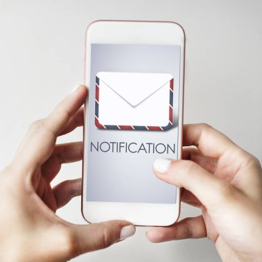 Cep telefonu ellerinde.