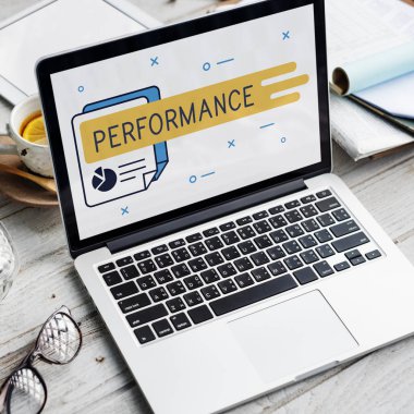 Laptop ahşap masada.