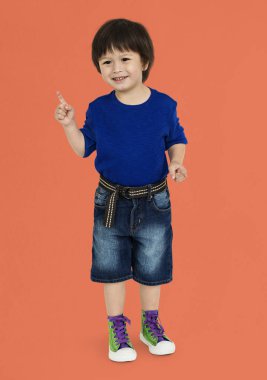 Asyalı çocuk işaret parmağı yukarıya