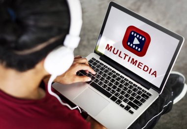 dizüstü bilgisayar istimal ve musi dinlemek adam