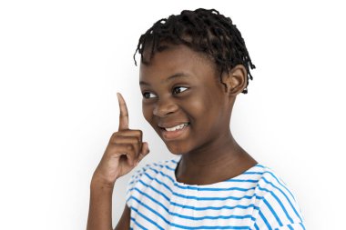 Afrikalı kız işaret parmağı yukarıya