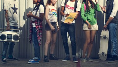 Teenf arkadaş dışarı asılı