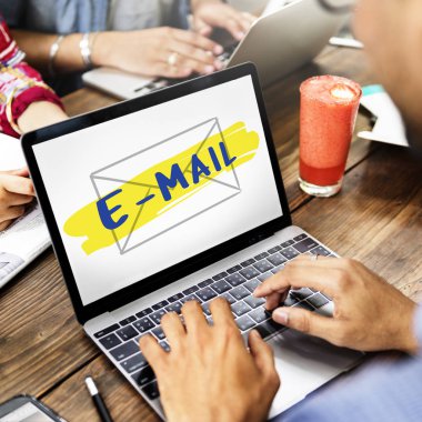 tipik dizüstü klavye üzerinde insanlar