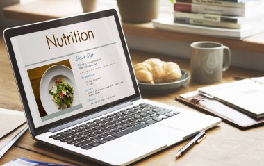 Açık tablo üstünde laptop