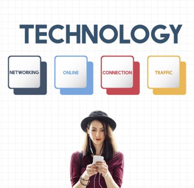 Akıllı telefon kullanan genç bir kadın.