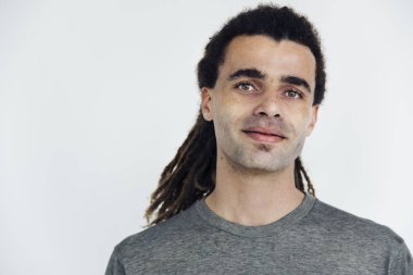 uzun dreadlocks ile genç adam