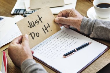 Kraft zarf tutan adam