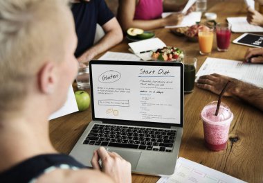 Dizüstü bilgisayar kullanan kadın