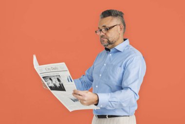 Gazete okuyan adam