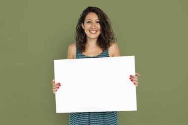kadın holding beyaz kağıt boş