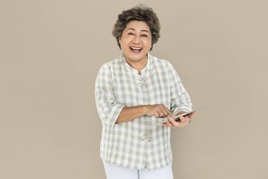 kadın holding tablet