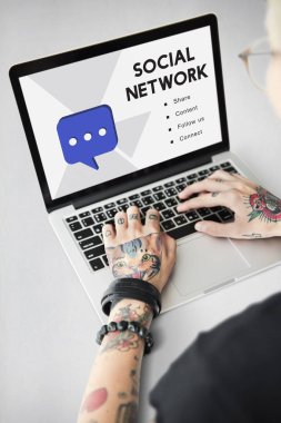 dizüstü bilgisayarda yazarak dövmeler elinde 