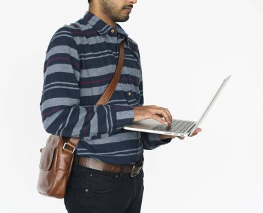 Holding ve dizüstü bilgisayar kullanarak Hintli adam