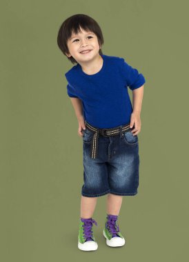 Asyalı çocuk ayakta Studio