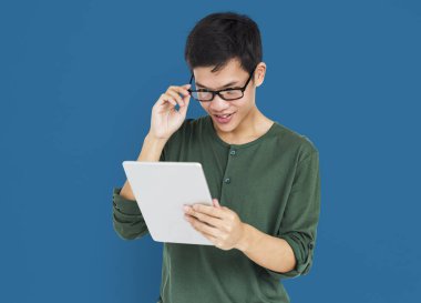 Dijital tablet kullanan adam