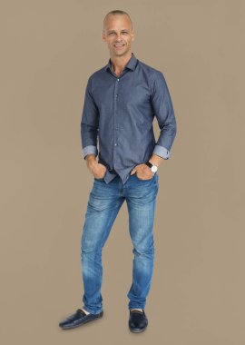 Beyaz yakışıklı adam ayakta