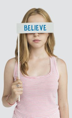 konuşma sopa tutan kadın