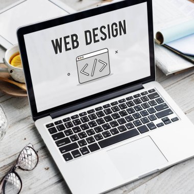çalışma alanı tablo açılan laptop