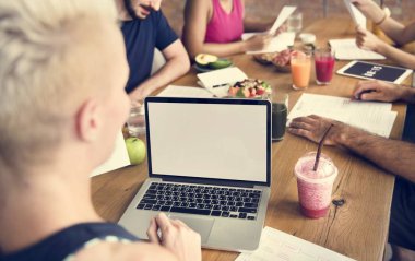 Dizüstü bilgisayar kullanan kadın