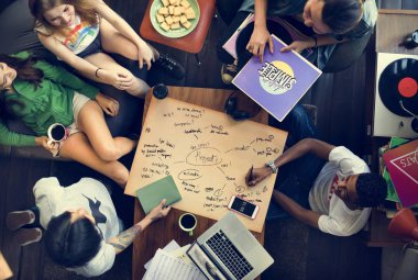 Arkadaşlar birlikte takılıyor.