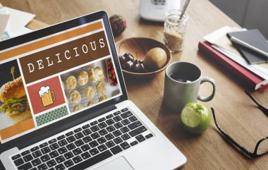 Açık tablo üstünde laptop
