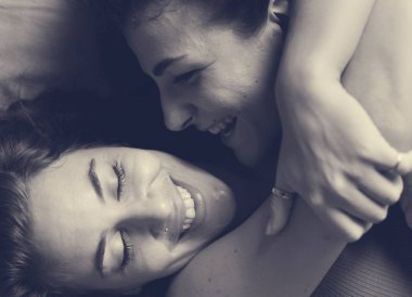 Lezbiyen çift birlikte vakit geçiriyor.