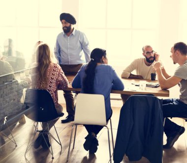 İnsanlar toplantı masasında