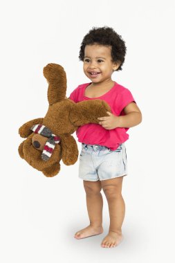 gülümseyen ve oyuncak ayı tutan çocuk