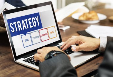 tipik dizüstü klavye üzerinde iş adamı