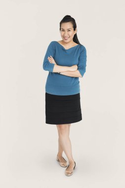 güzel Asyalı ayakta ve gülümseyen kadın 