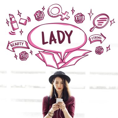 Akıllı telefon kullanan genç bir kadın.