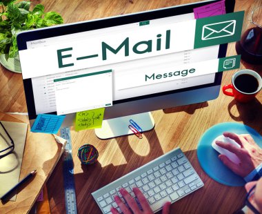 Bilgisayar kullanan bir iş adamı 