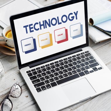 çalışma alanı tablo açılan laptop