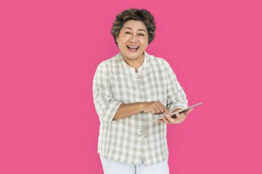 kadın holding tablet