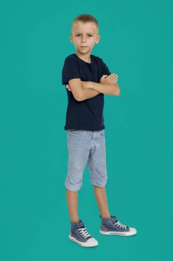 çapraz kolları olan ciddi küçük çocuk