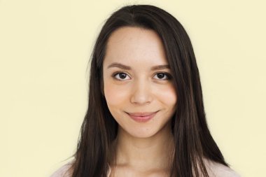 Uzun saçlı genç bir kadın.