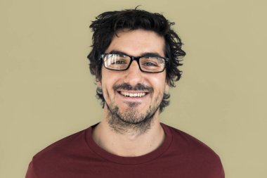 Studio gülümseyen adam