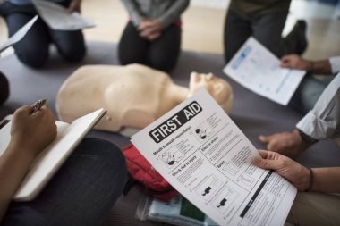 CPR ilk yardım eğitimi öğrenme insanlar 