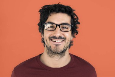 Studio gülümseyen adam